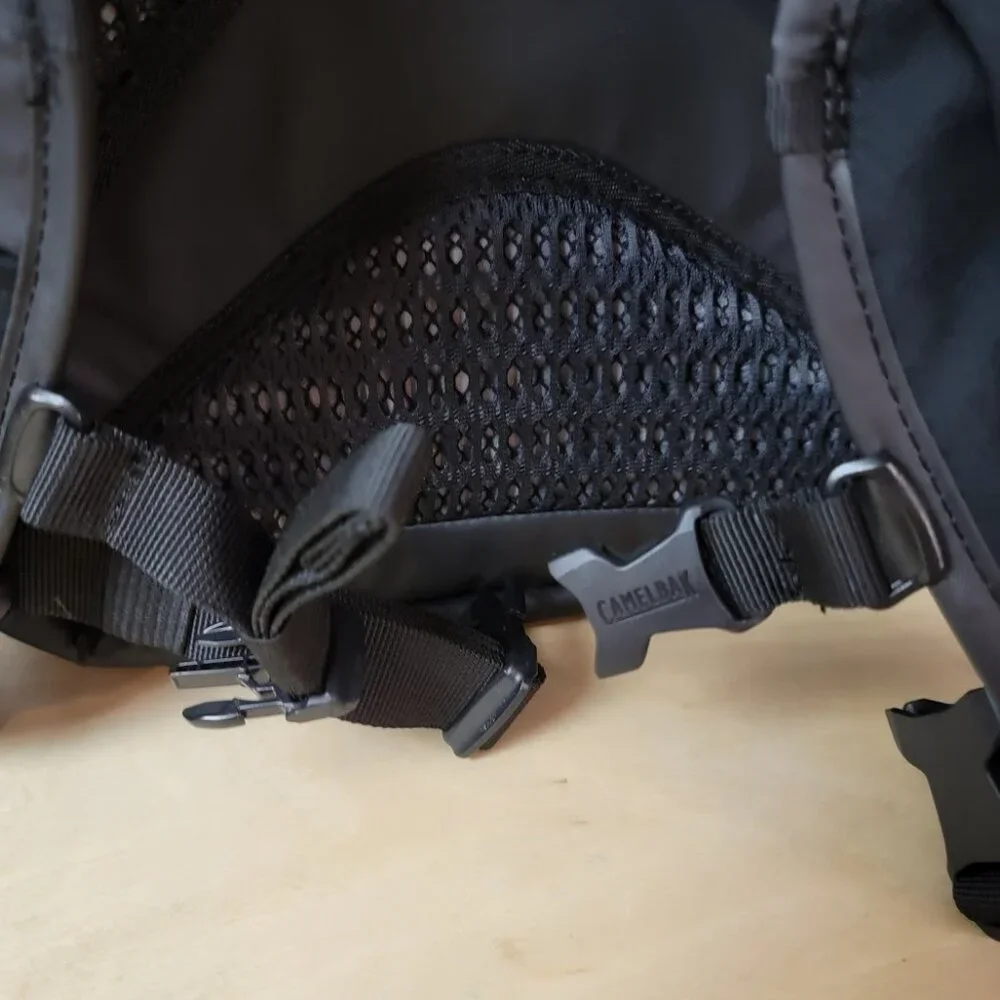 Camelbak missing zippers